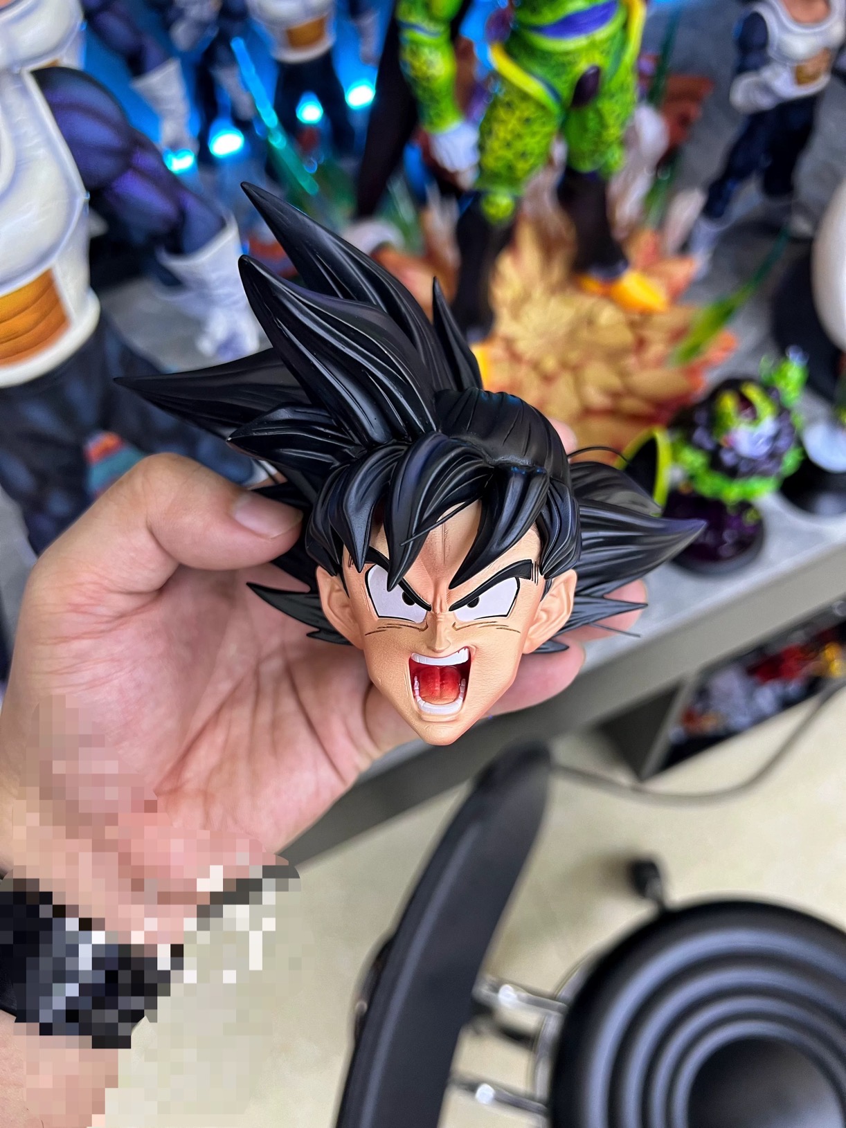 white-hole-studio-goku-1-4